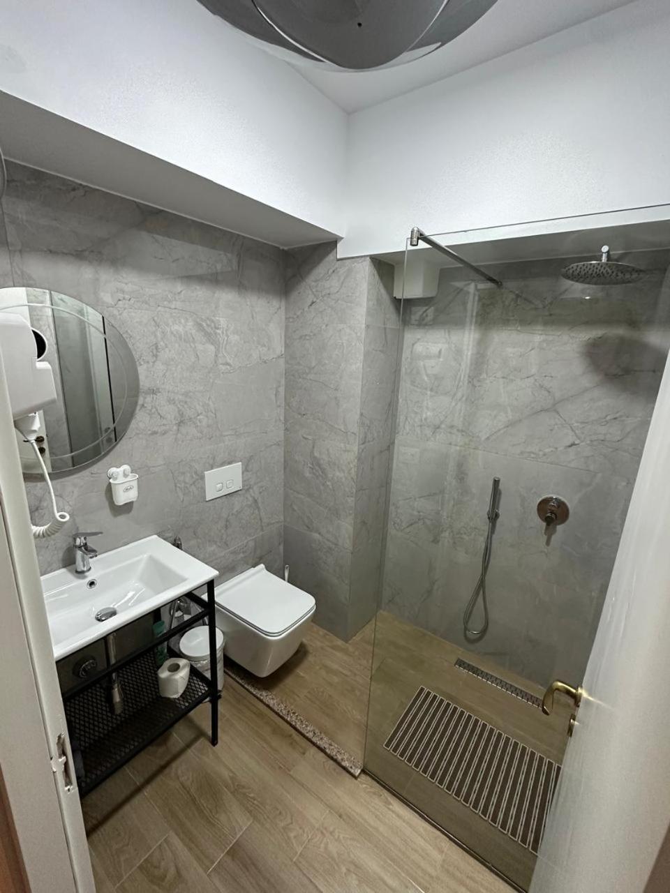 Hotel Her Vlorë 外观 照片